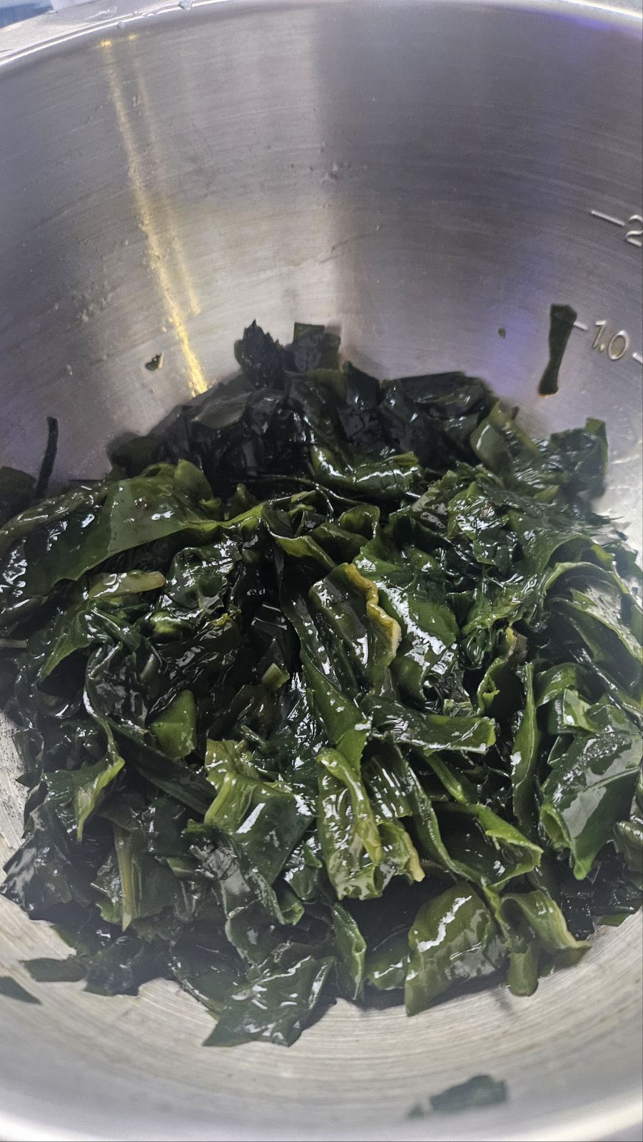 Seasoning the seaweed with soy sauce
